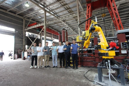 china's el primer robot de fundición a presión de desarrollo propio fue probado con éxito en longhua, bengbu
