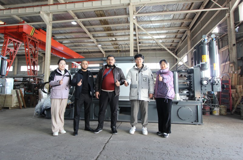 Invitamos a los clientes de Kazajstán a visitar nuestra fábrica.
        