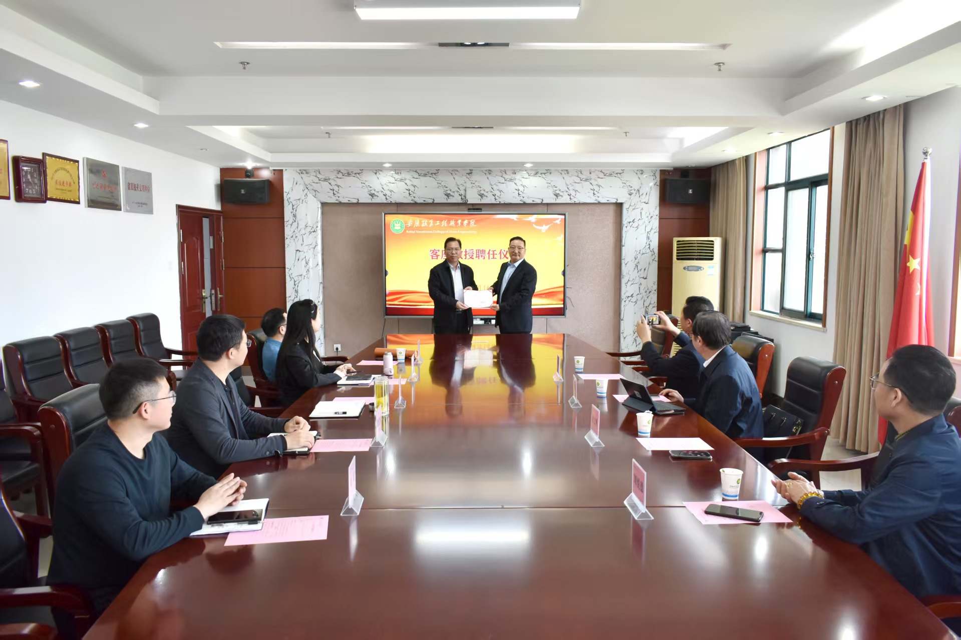 Cooperación Escuela-Empresa para el Desarrollo: Creando Juntos un Nuevo Capítulo en la Integración de la Producción y la Educación.